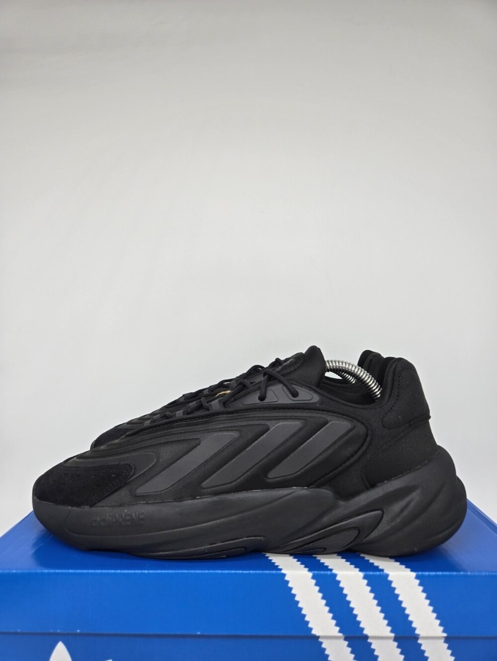 Adidas Men's Ozelia H04250 Black Carbon Shoes Size 10